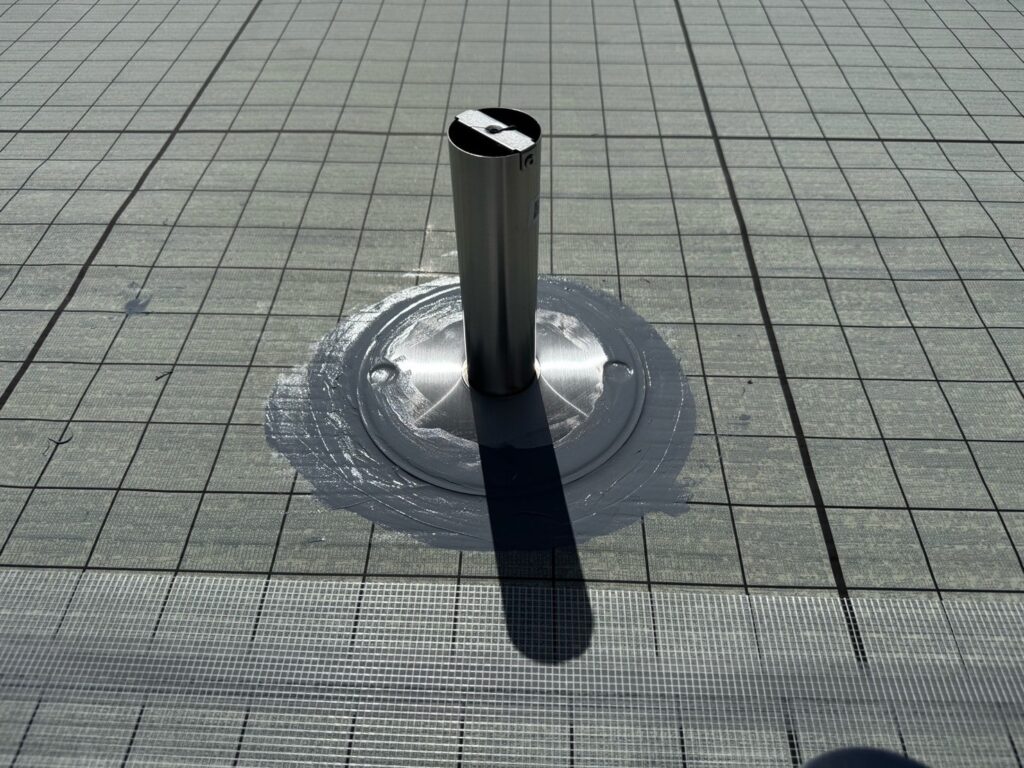 【屋上防水】<br />
脱気筒取り付け<br />
（脱気筒を取り付けることにより、中の水蒸気が脱気筒から排出されるようになり、膨れ（不具合）にくくなります。）